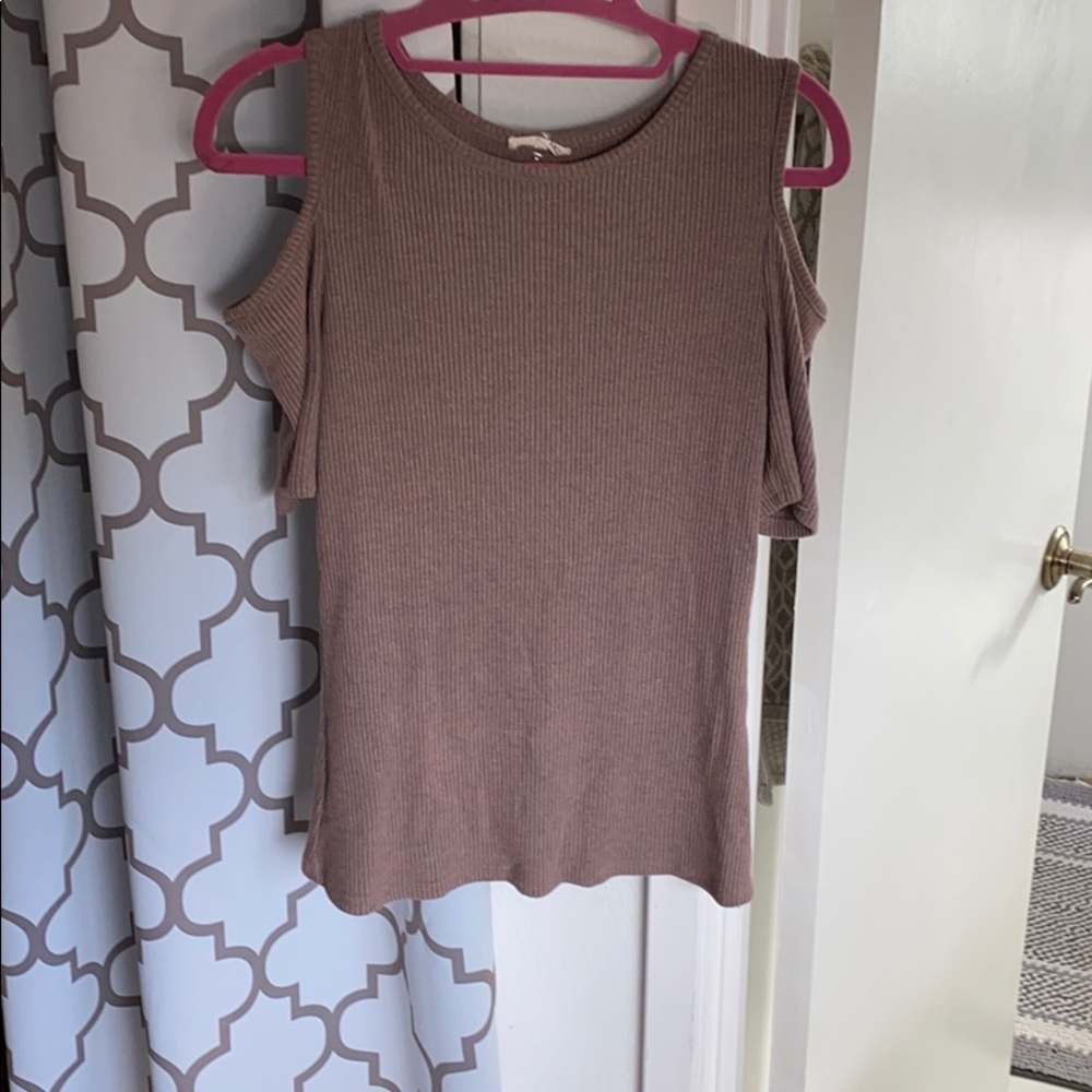Ribbed, shoulder cut out t-shirt